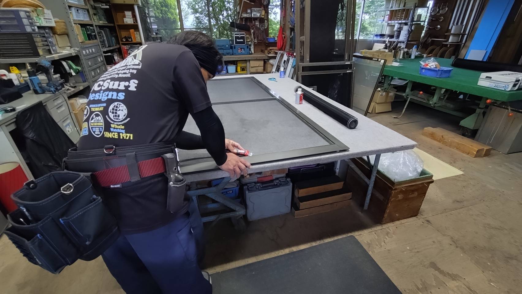 サッシ・網戸の施工作業の様子
