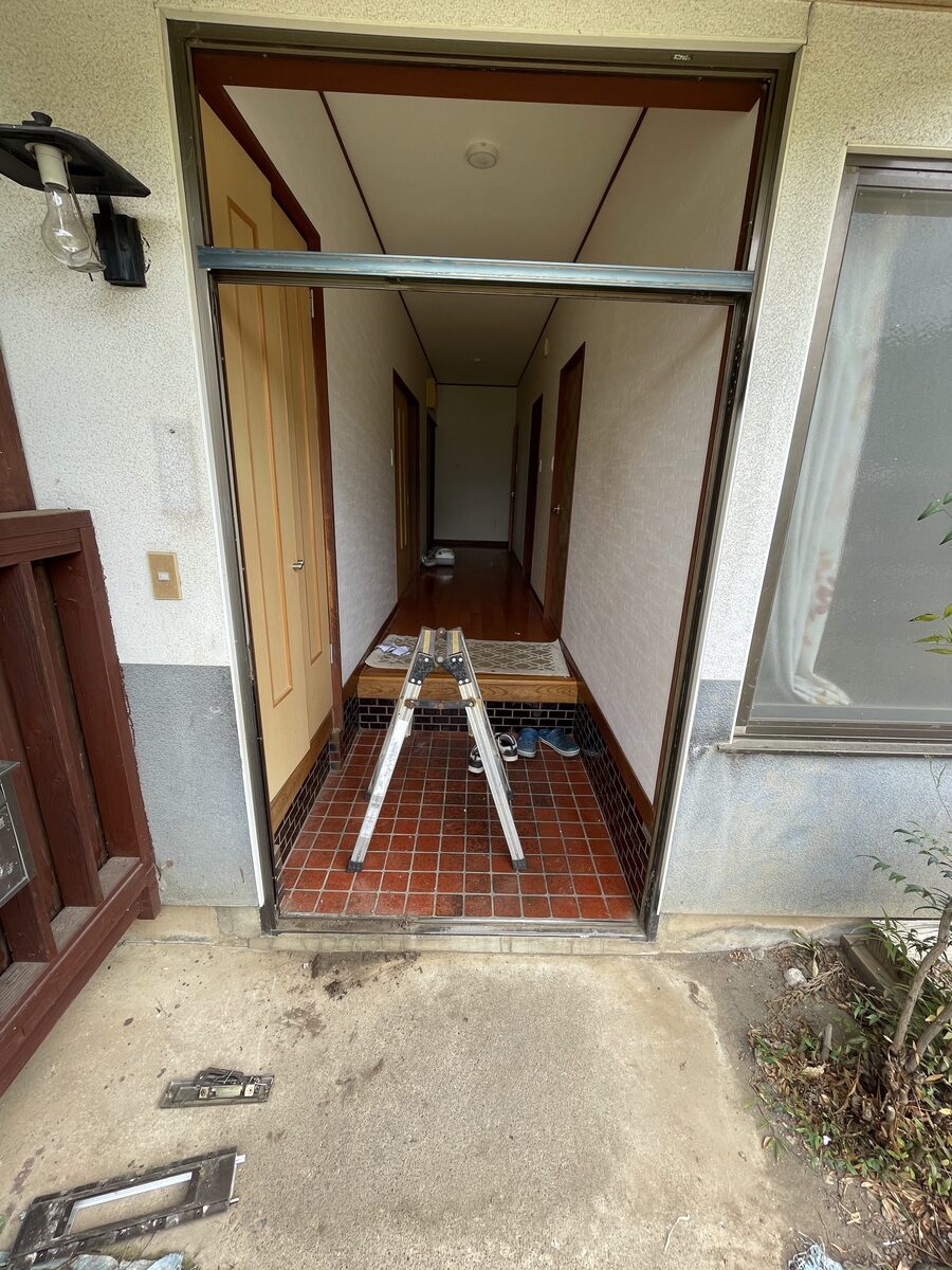 佐久市 玄関ドア交換の工事中(既存枠を活かして施工)